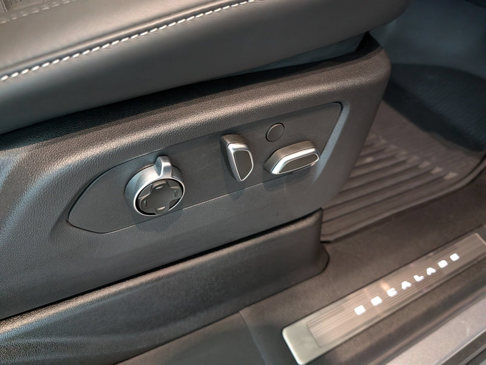Certified 2025 Cadillac Escalade V AWD/4WD image 41