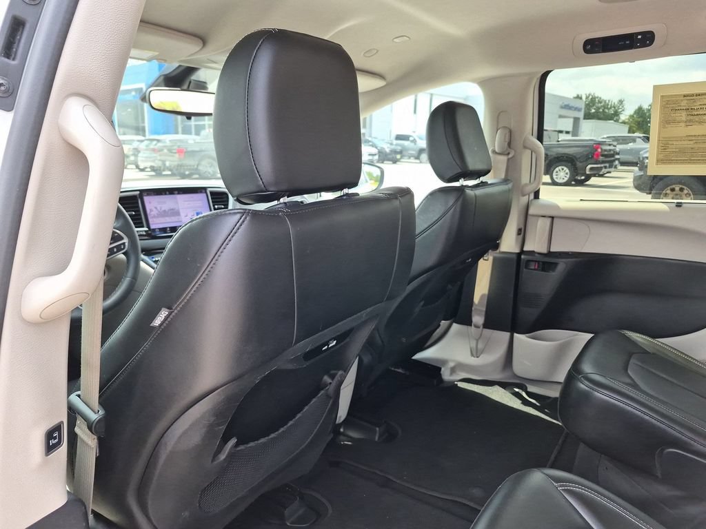 Used 2023 Chrysler Pacifica Touring-L FWD image 31