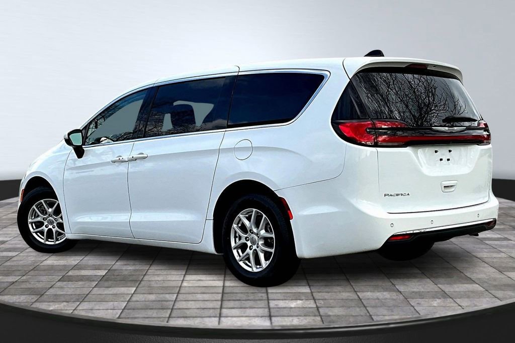 Used 2023 Chrysler Pacifica Touring-L image 4