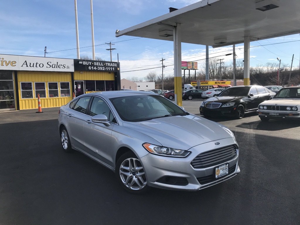 Used 2016 Ford Fusion SE w/ Equipment Group 202A FWD image 2