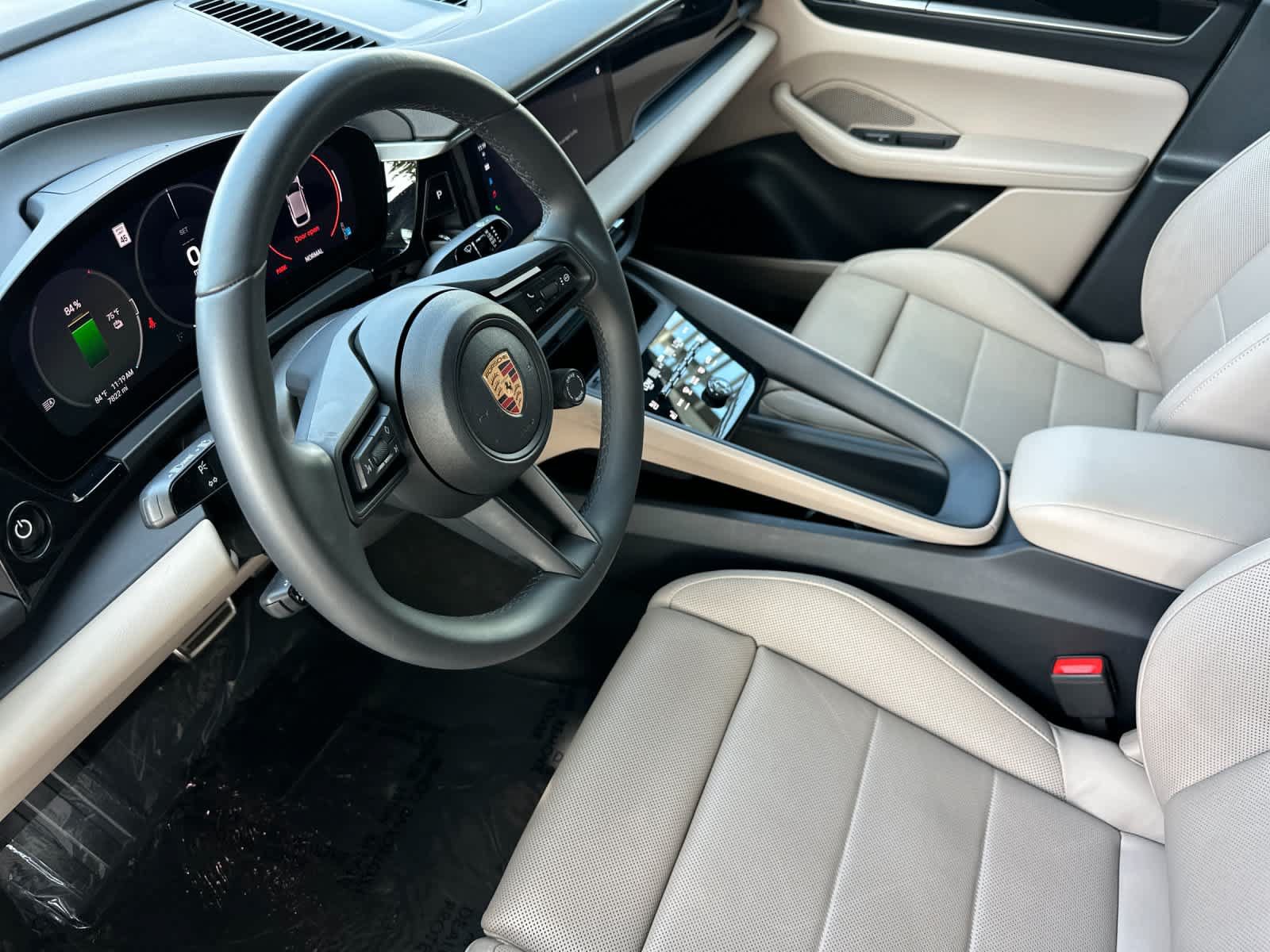 Certified 2025 Porsche Macan 4S Electric AWD/4WD image 4