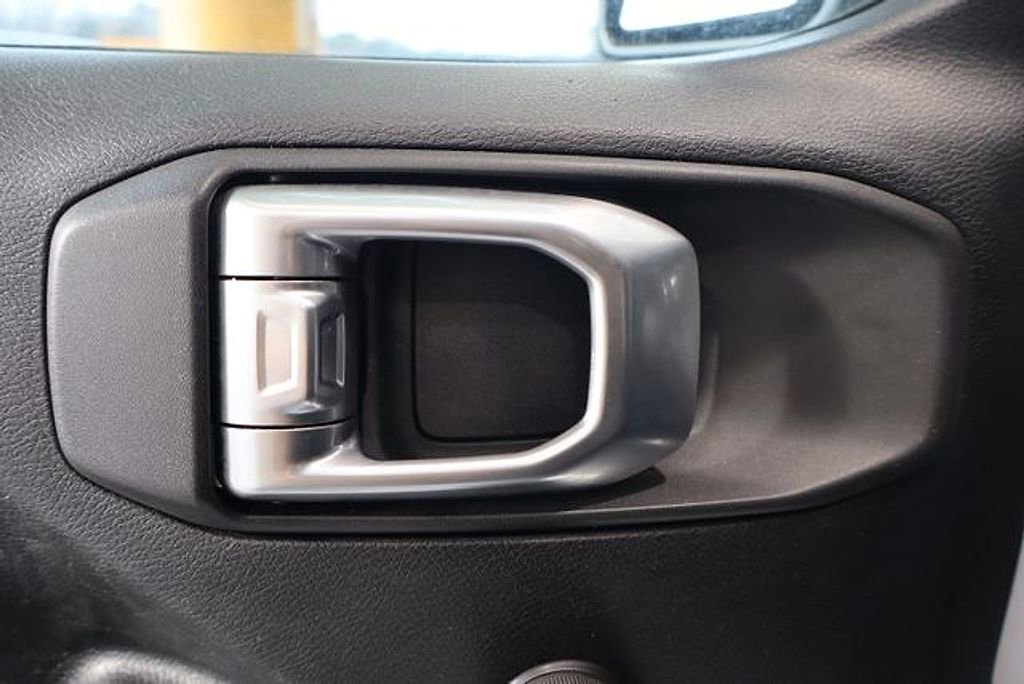 Used 2020 Jeep Gladiator Sport image 17