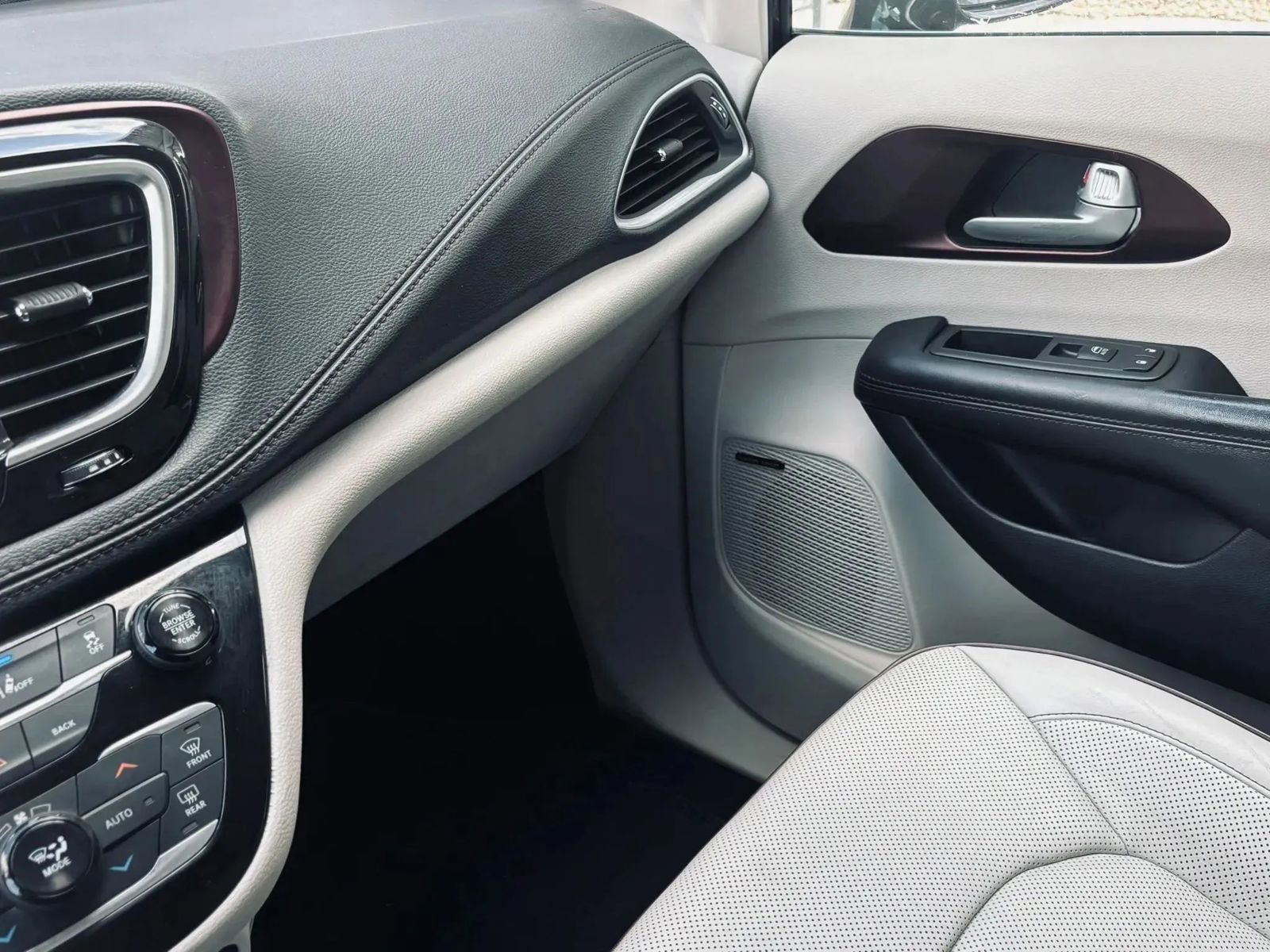 Used 2017 Chrysler Pacifica Limited FWD image 34