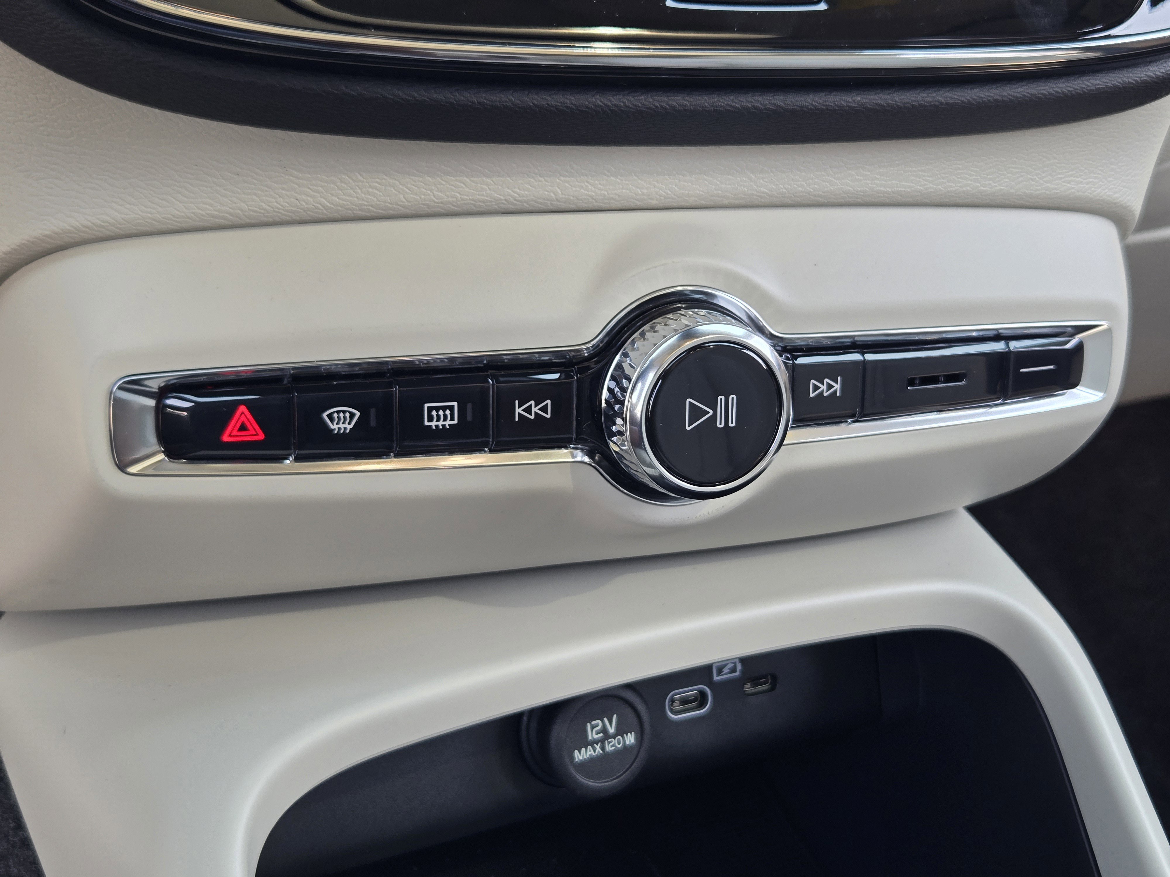 New 2026 Volvo XC40 B5 Plus w/ Protection Package Premier image 22