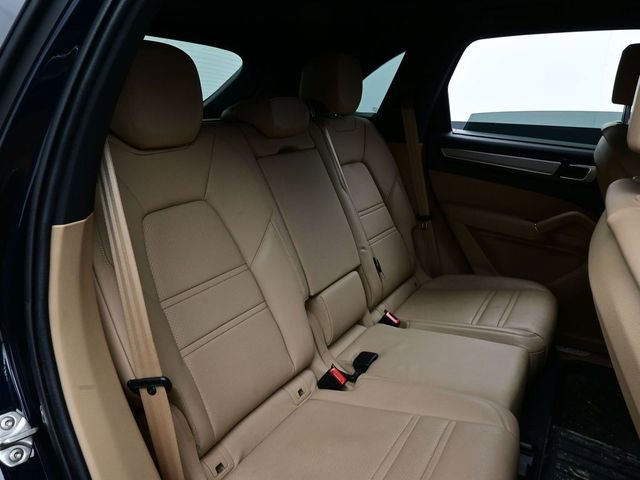 Certified 2023 Porsche Cayenne Platinum Edition image 16