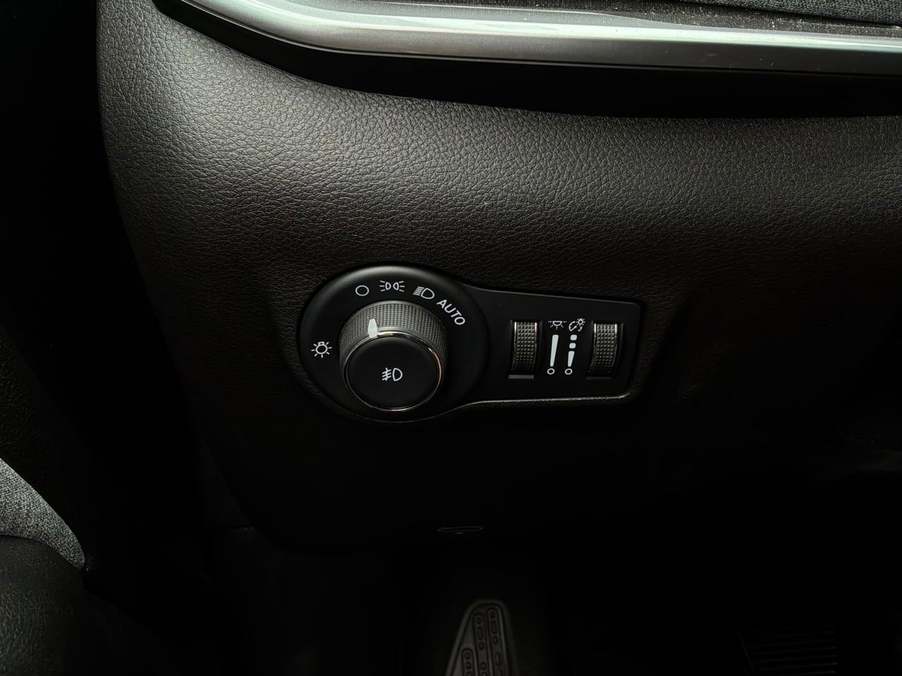 Used 2025 Jeep Compass Latitude AWD/4WD image 21