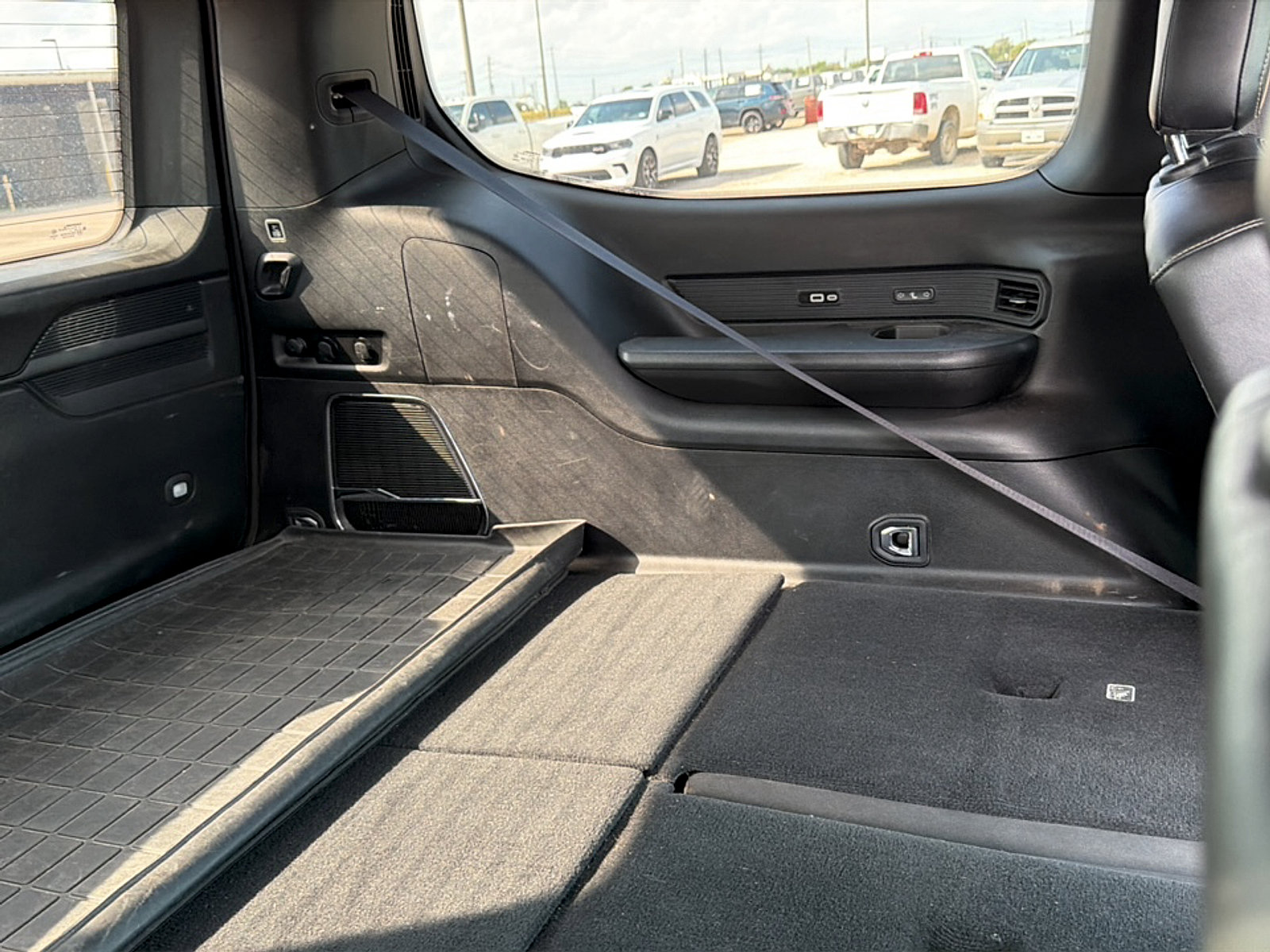 Used 2022 Jeep Wagoneer Series III w/ Premium Group I AWD/4WD image 13