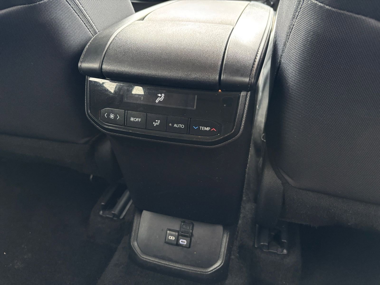 Used 2025 Toyota Highlander LE FWD image 25