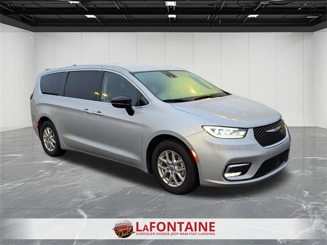 Used 2024 Chrysler Pacifica Touring-L image 7