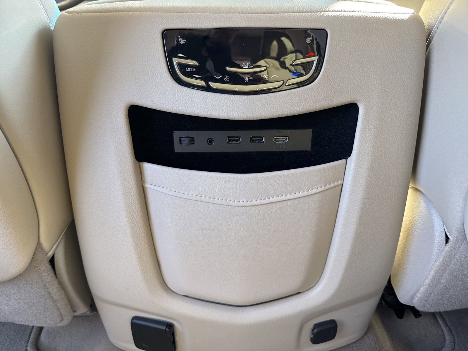 Used 2019 Cadillac Escalade Luxury w/ LPO, Radiant Package image 18