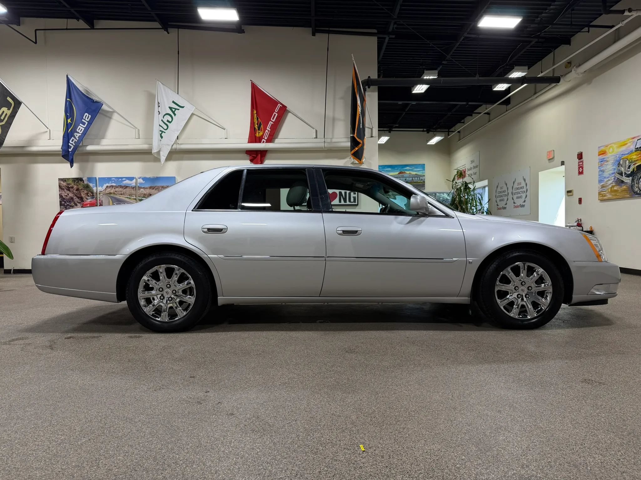 Used 2009 Cadillac DTS w/ Trunk Convenience Package FWD image 4