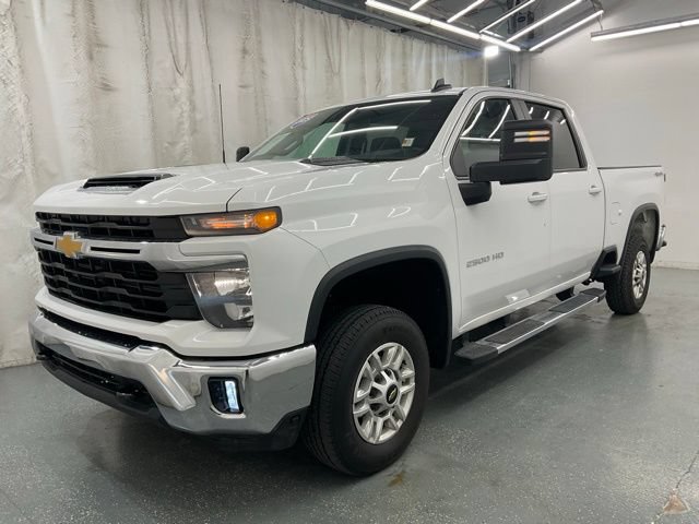 Used 2025 Chevrolet Silverado 2500 LT w/ Convenience Package AWD/4WD image 4