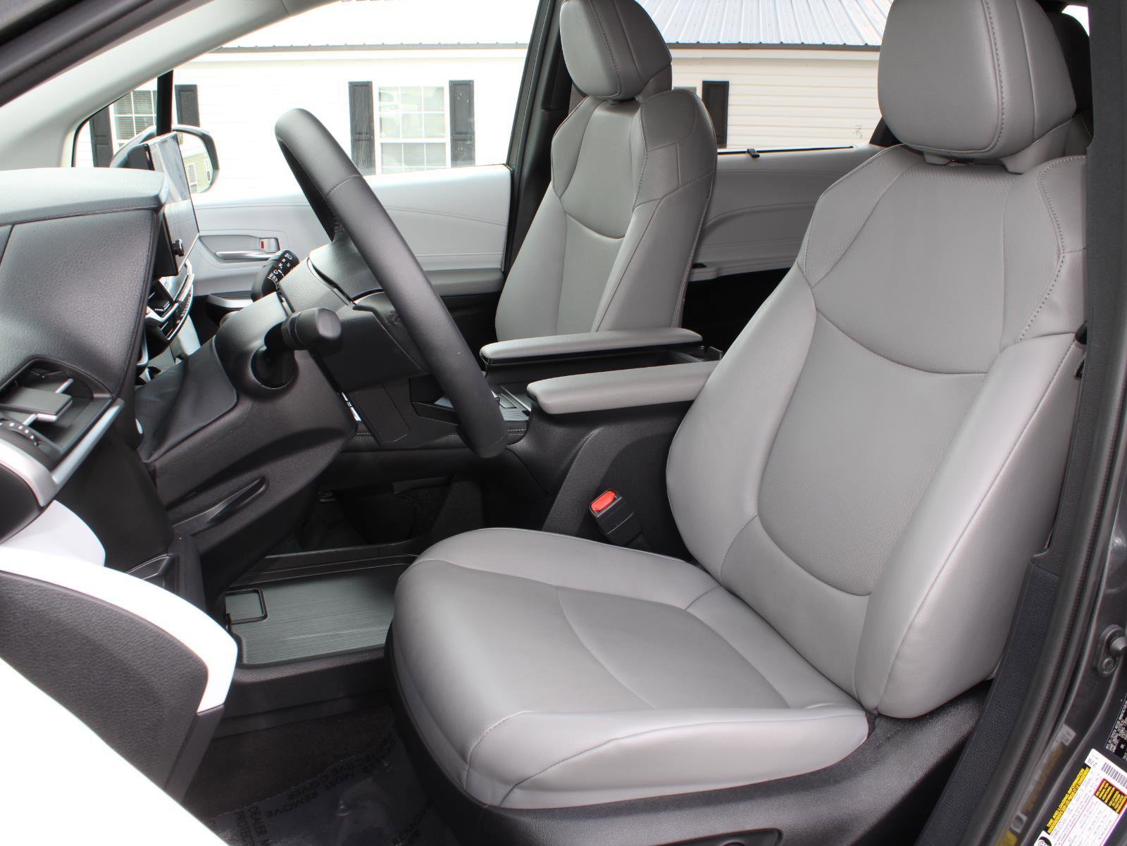 Used 2025 Toyota Sienna XLE image 18