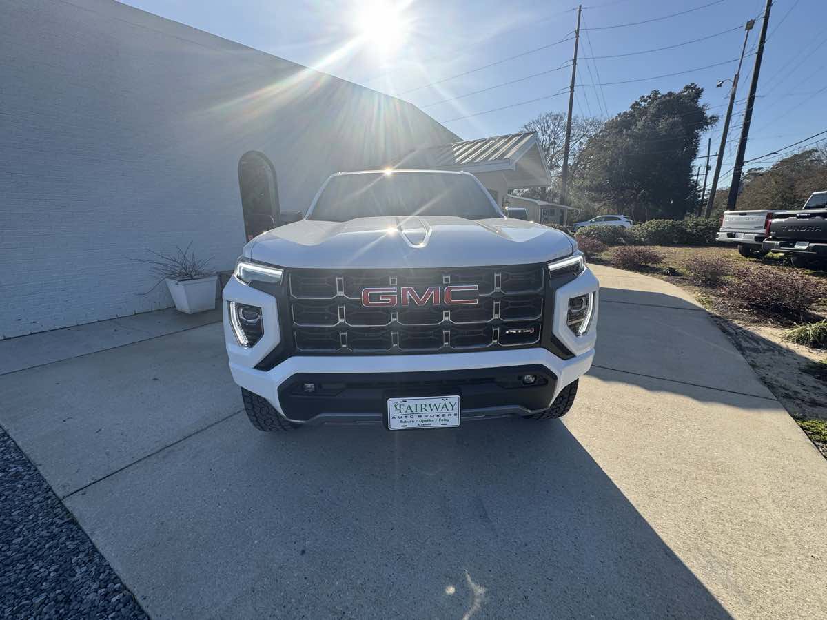 Used 2025 GMC Canyon AT4 w/ AT4 Premium Package AWD/4WD image 3