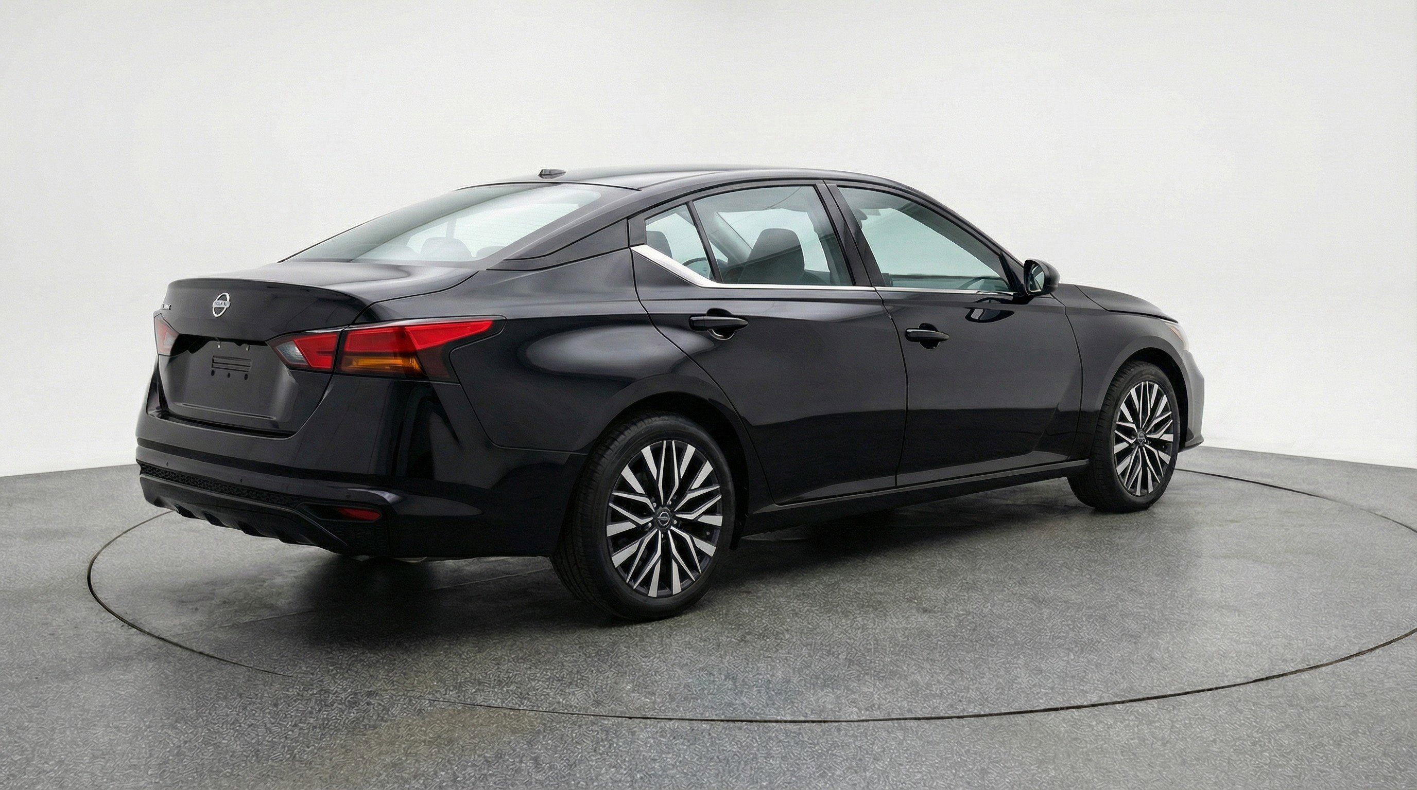 Used 2025 Nissan Altima 2.5 SV FWD image 9