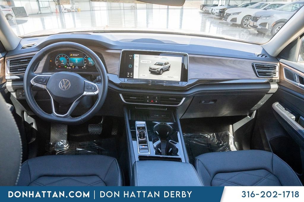 Used 2025 Volkswagen Atlas SE AWD/4WD image 4