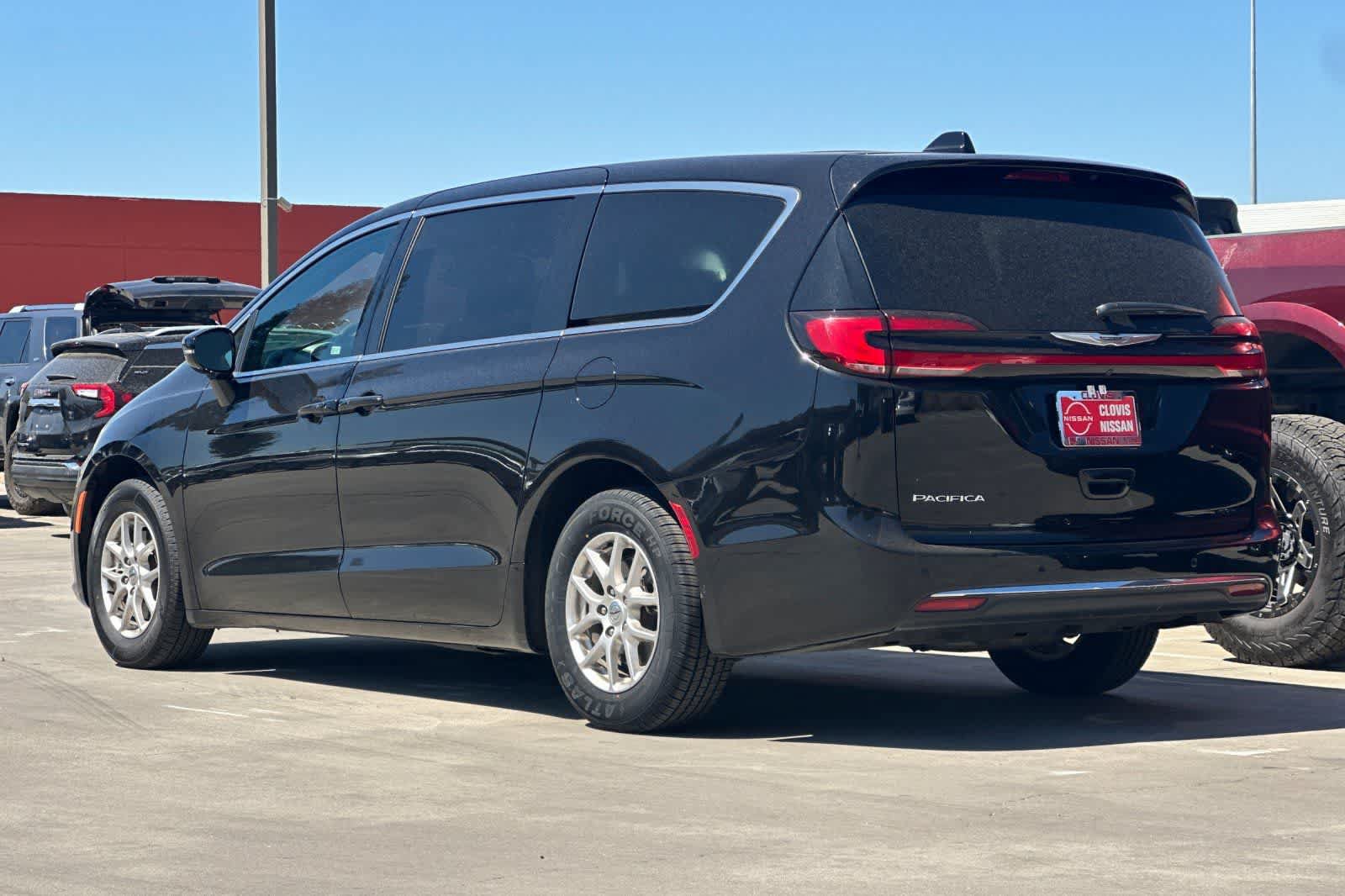 Used 2025 Chrysler Pacifica Select FWD image 7