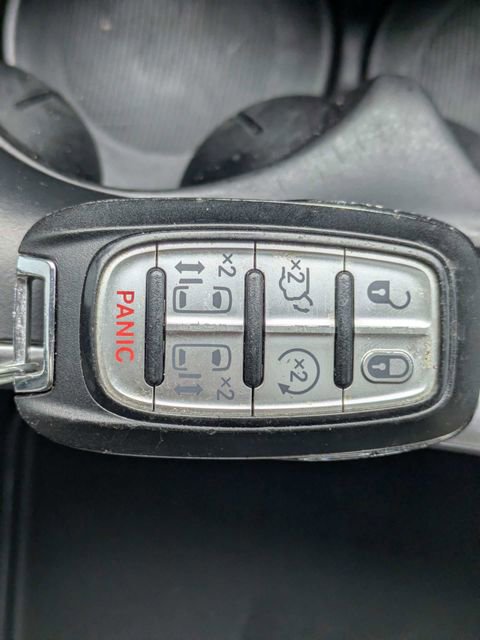 Used 2020 Chrysler Pacifica Limited FWD image 34
