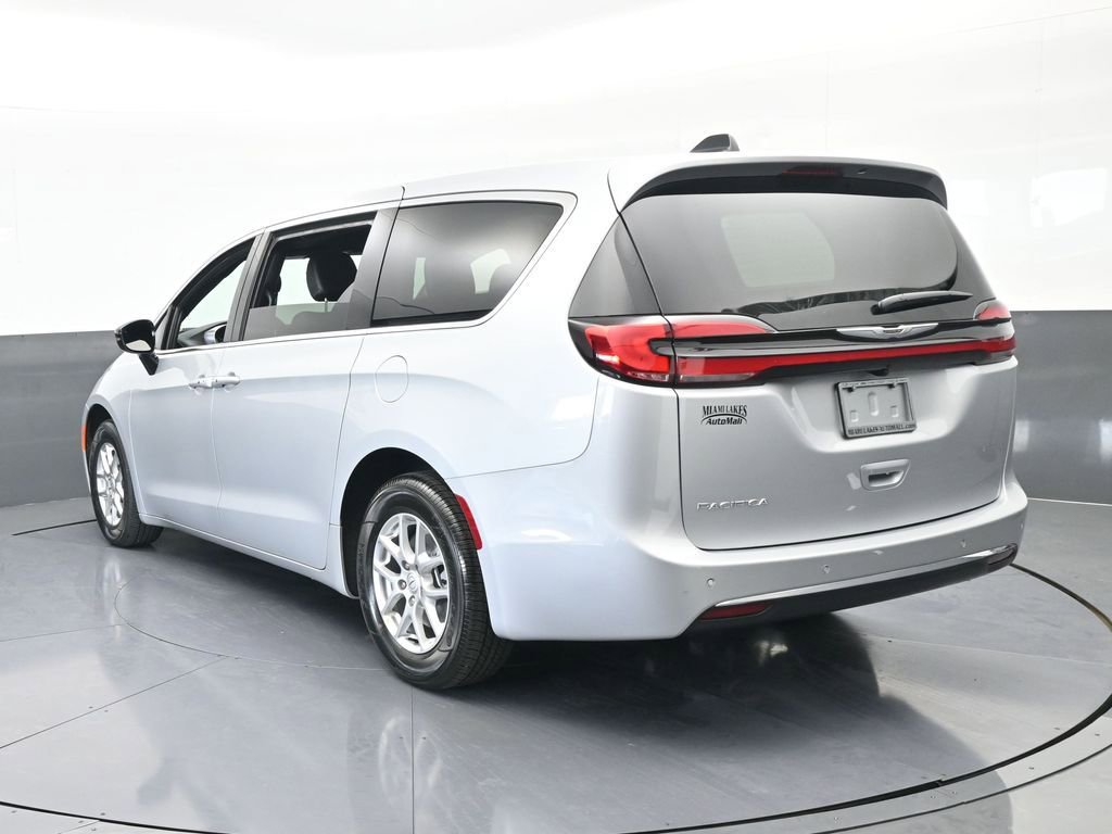 New 2026 Chrysler Pacifica Select image 4