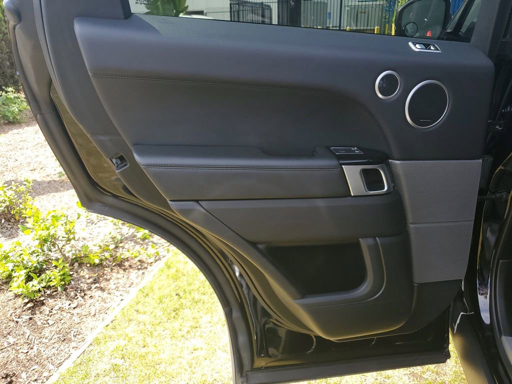 Used 2020 Land Rover Range Rover Sport HSE image 18