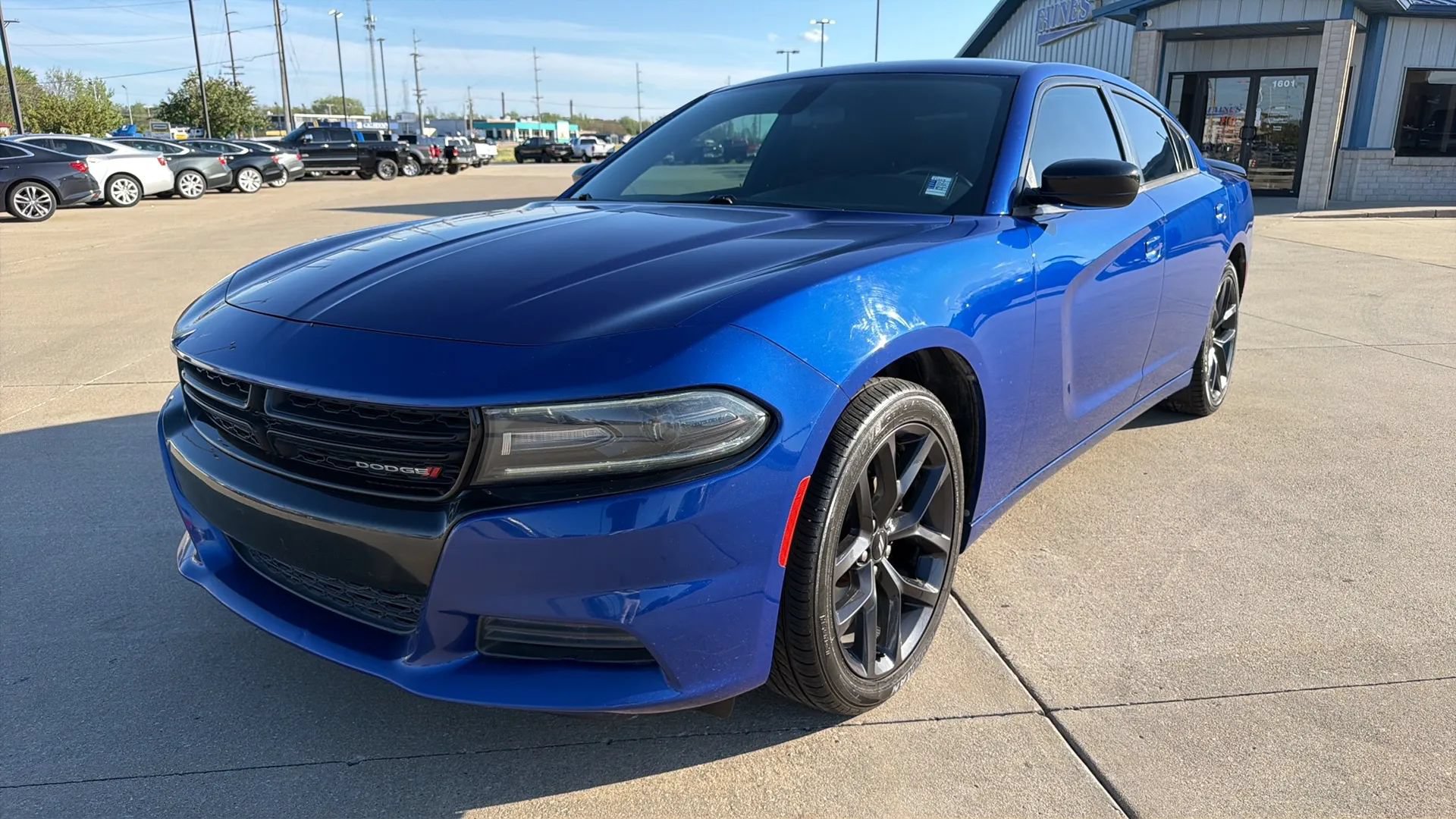 Used 2019 Dodge Charger SXT w/ Blacktop Package RWD image 3