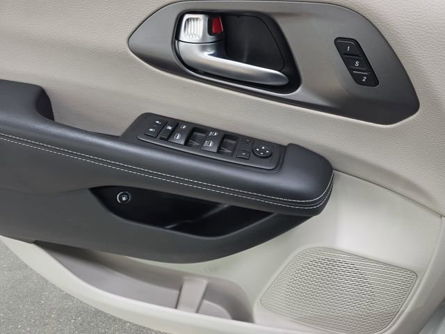 Used 2023 Chrysler Pacifica Touring-L image 28