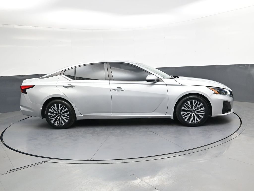Used 2023 Nissan Altima 2.5 SV w/ SV Premium Package FWD image 3