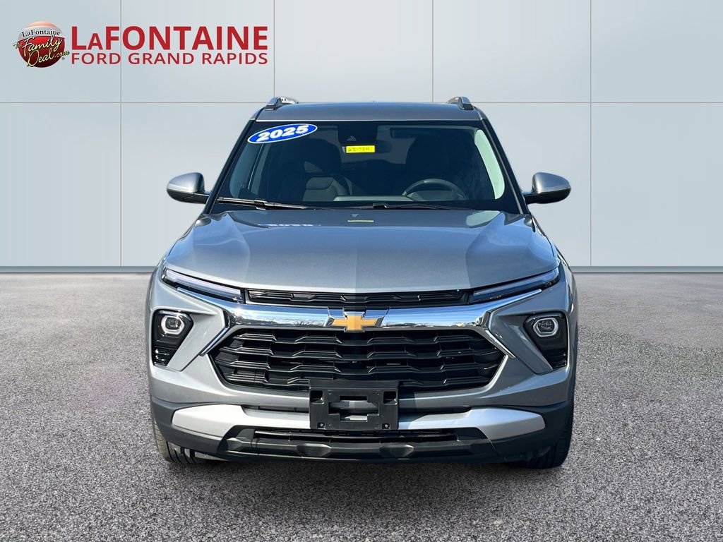 Used 2025 Chevrolet TrailBlazer LT image 2