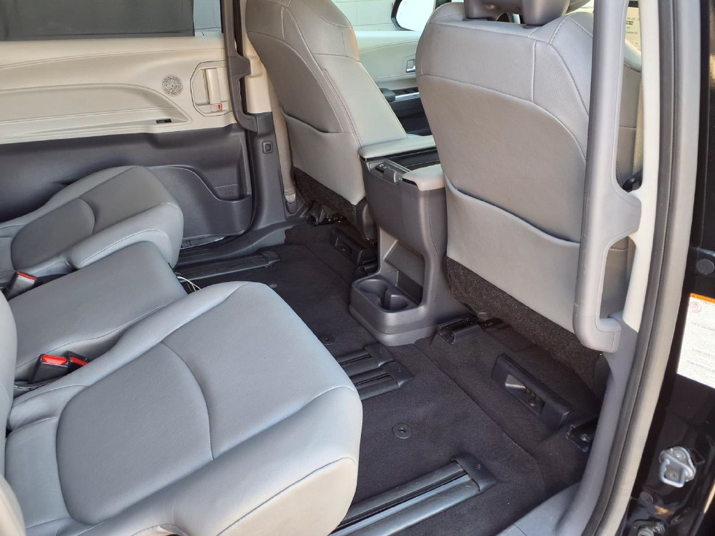 Certified 2024 Toyota Sienna XLE FWD image 35