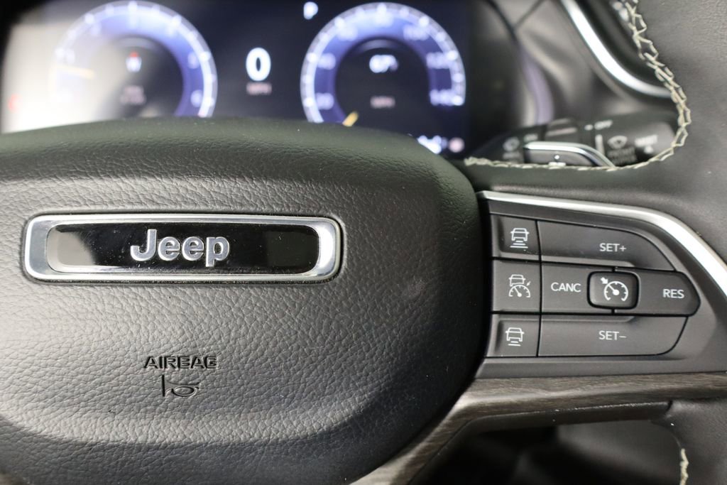 Used 2024 Jeep Grand Cherokee Limited w/ Black Appearance Package image 10