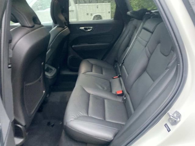 Used 2021 Volvo XC60 T5 Momentum w/ Protection Package Premier image 9