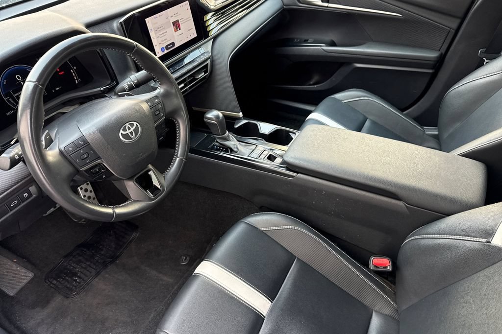 Used 2025 Toyota Camry SE FWD image 4
