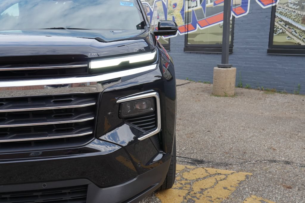 Used 2025 Chevrolet Traverse LT w/ Enhanced Driving Package AWD/4WD image 3