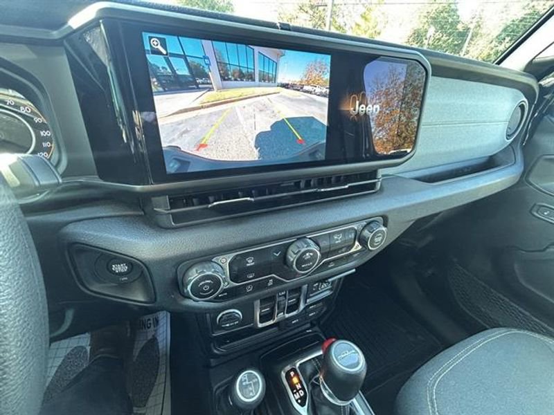 Used 2024 Jeep Gladiator Sport AWD/4WD image 16