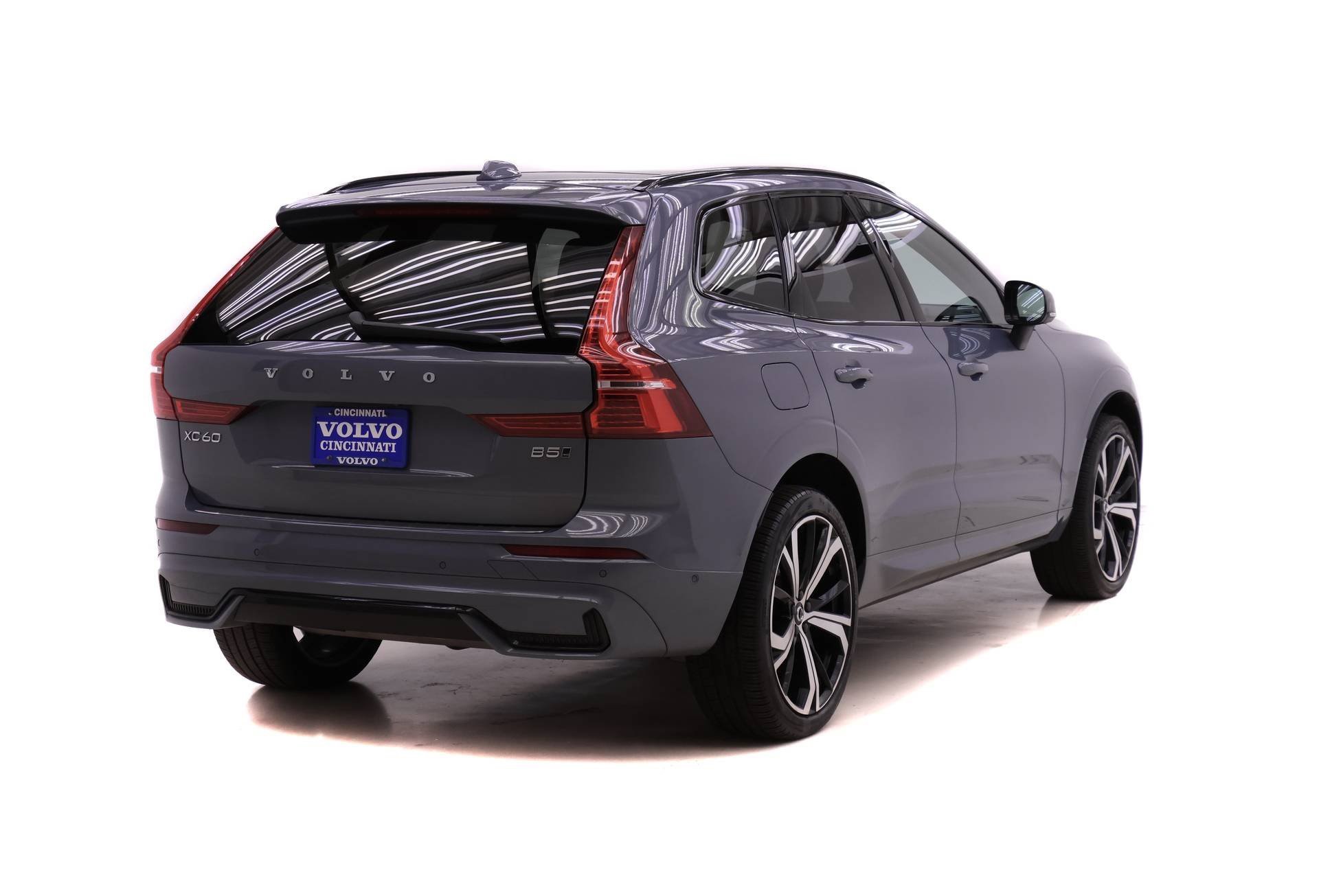 Certified 2024 Volvo XC60 B5 Ultimate w/ Protection Package Premier image 4