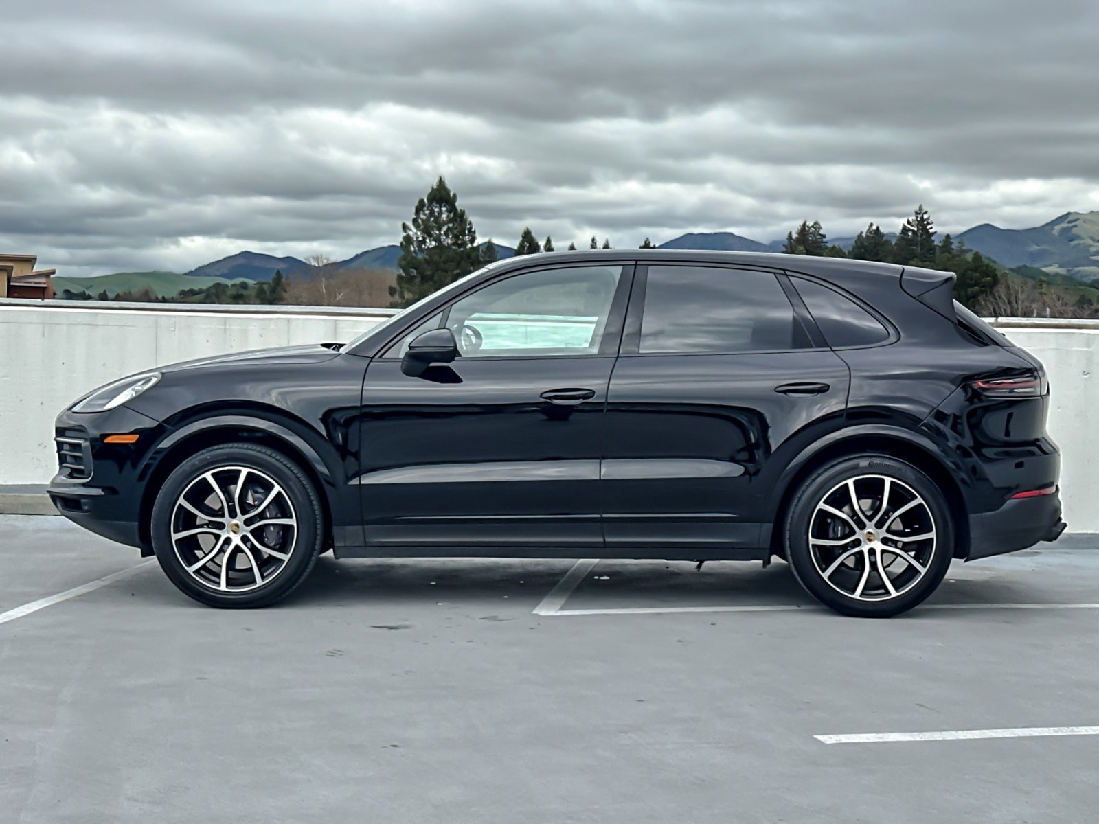Used 2023 Porsche Cayenne Platinum Edition image 2