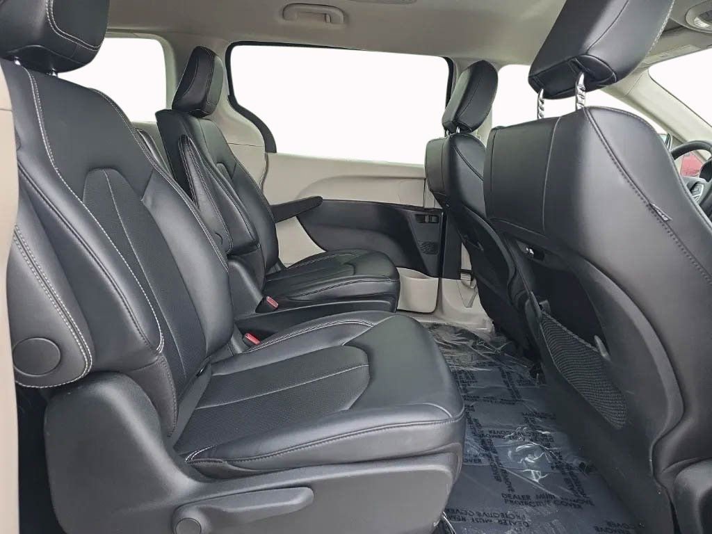 Used 2024 Chrysler Pacifica Select FWD image 17