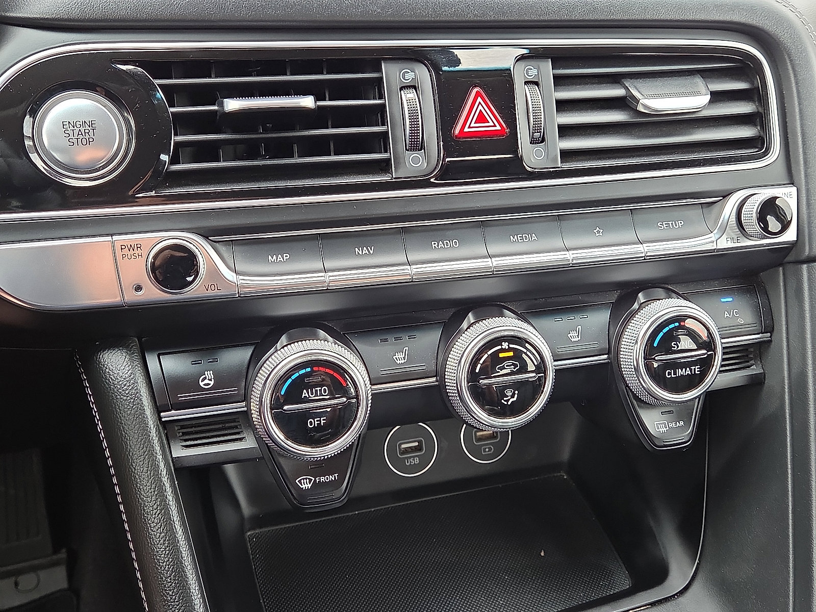 Used 2023 Genesis G70 2.0T image 15