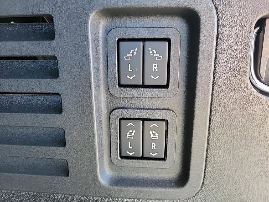 Used 2025 Buick Enclave Avenir image 10