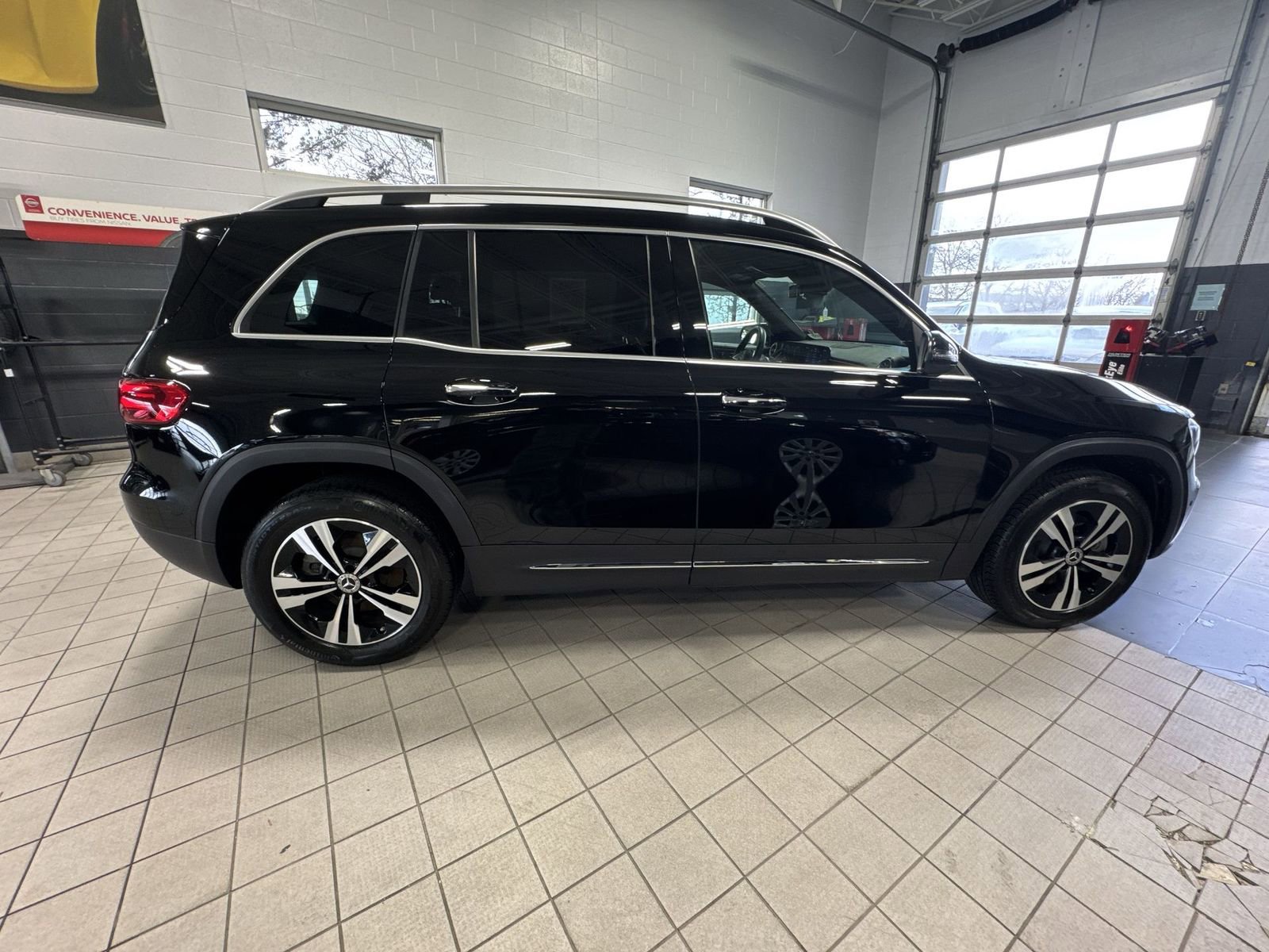 Used 2025 Mercedes-Benz GLB 250 image 41