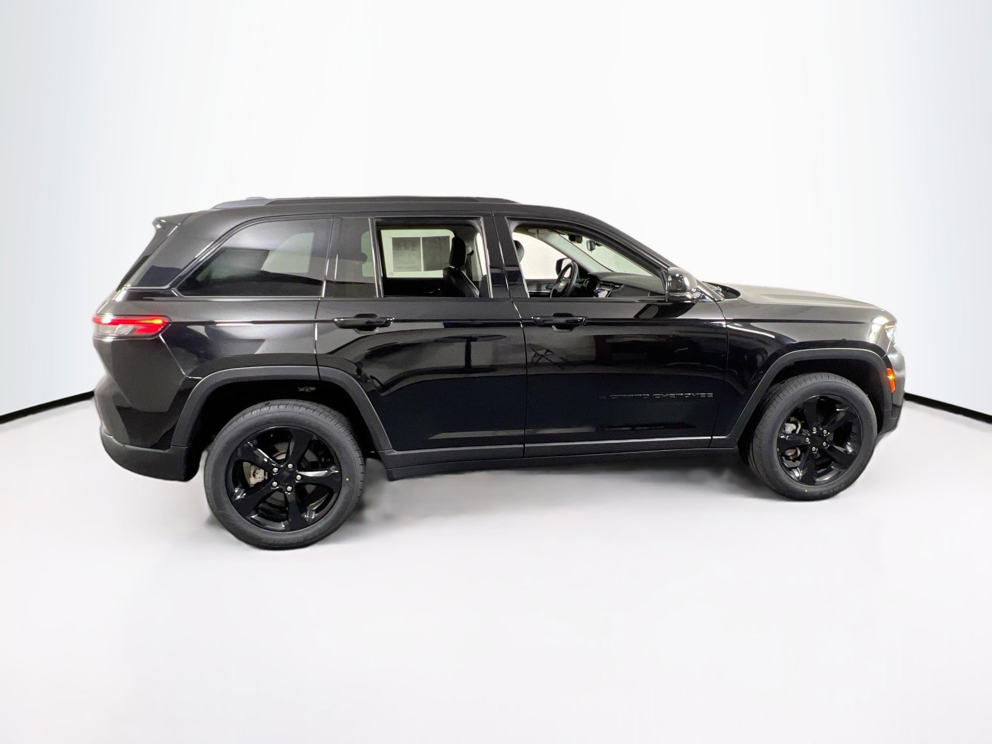 Used 2023 Jeep Grand Cherokee Limited w/ Black Appearance Package image 4