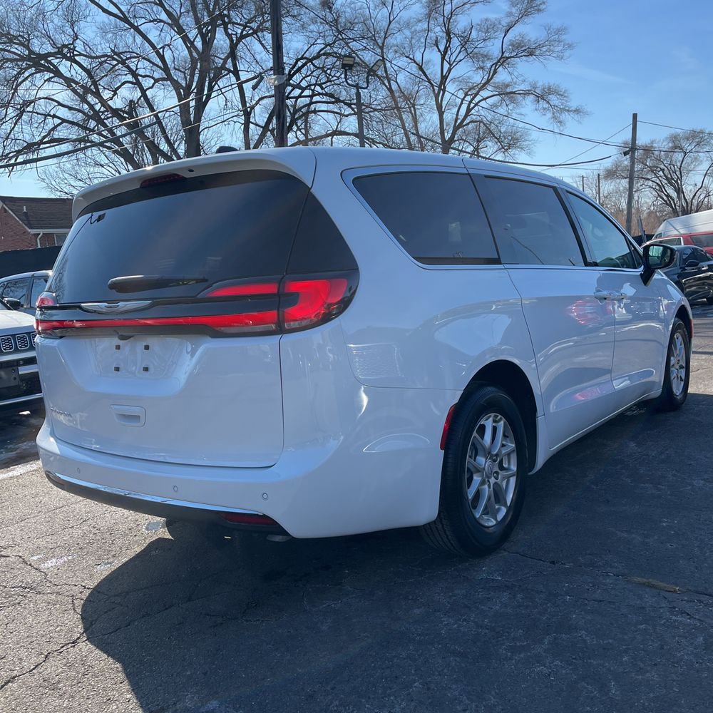 Used 2026 Chrysler Pacifica Select image 5