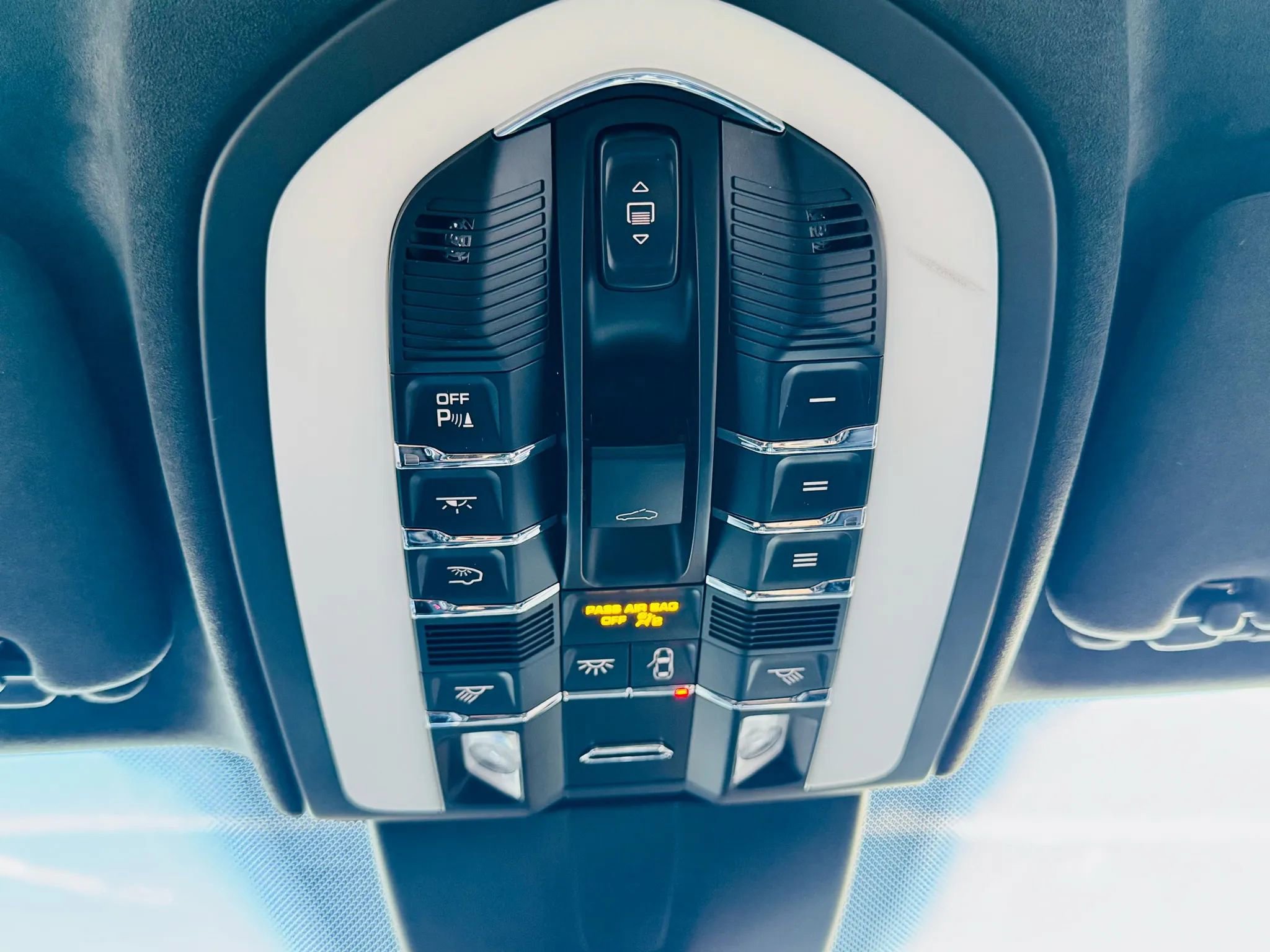 Used 2015 Porsche Cayenne Turbo image 38