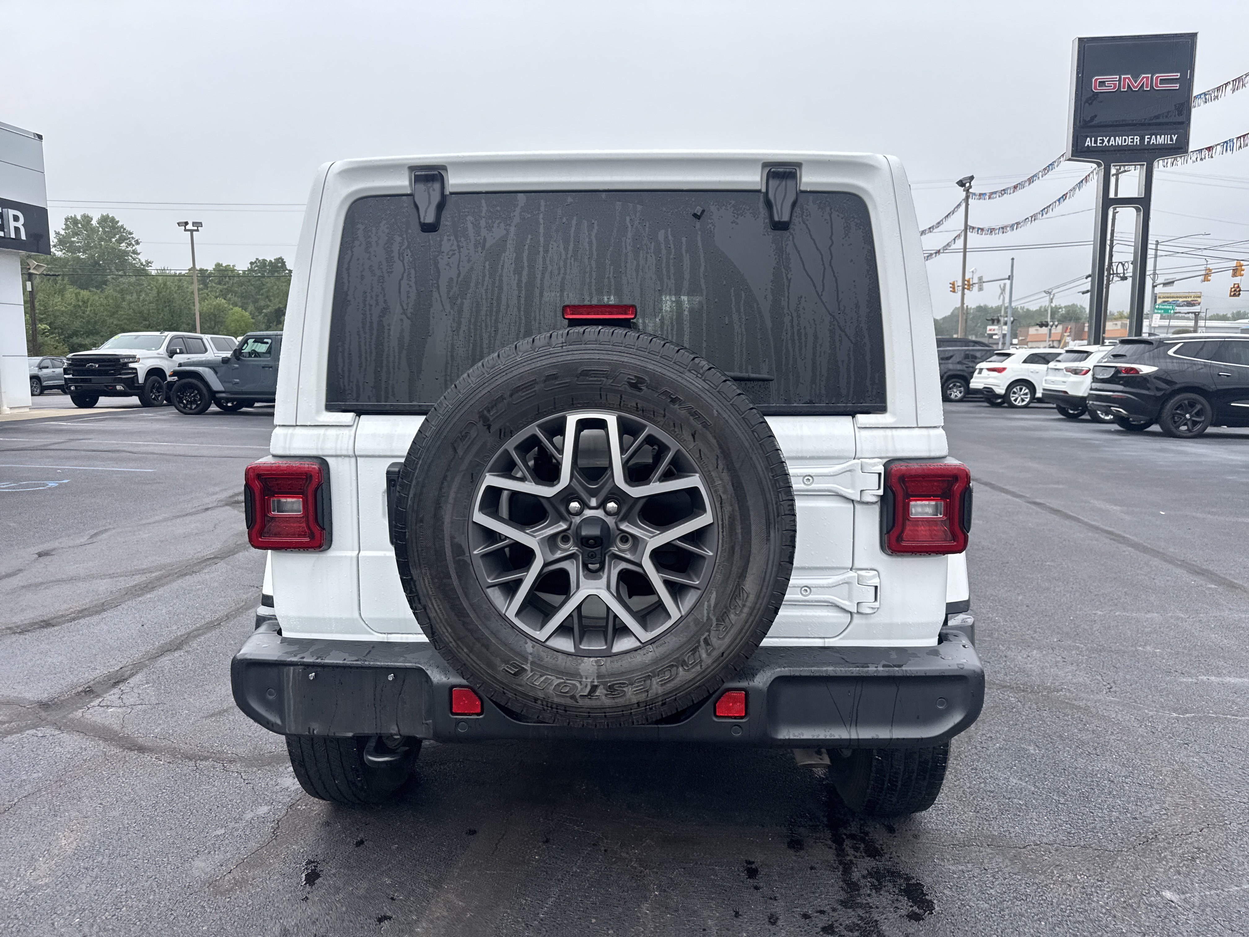 Used 2024 Jeep Wrangler Unlimited Sahara w/ Technology Group AWD/4WD image 4