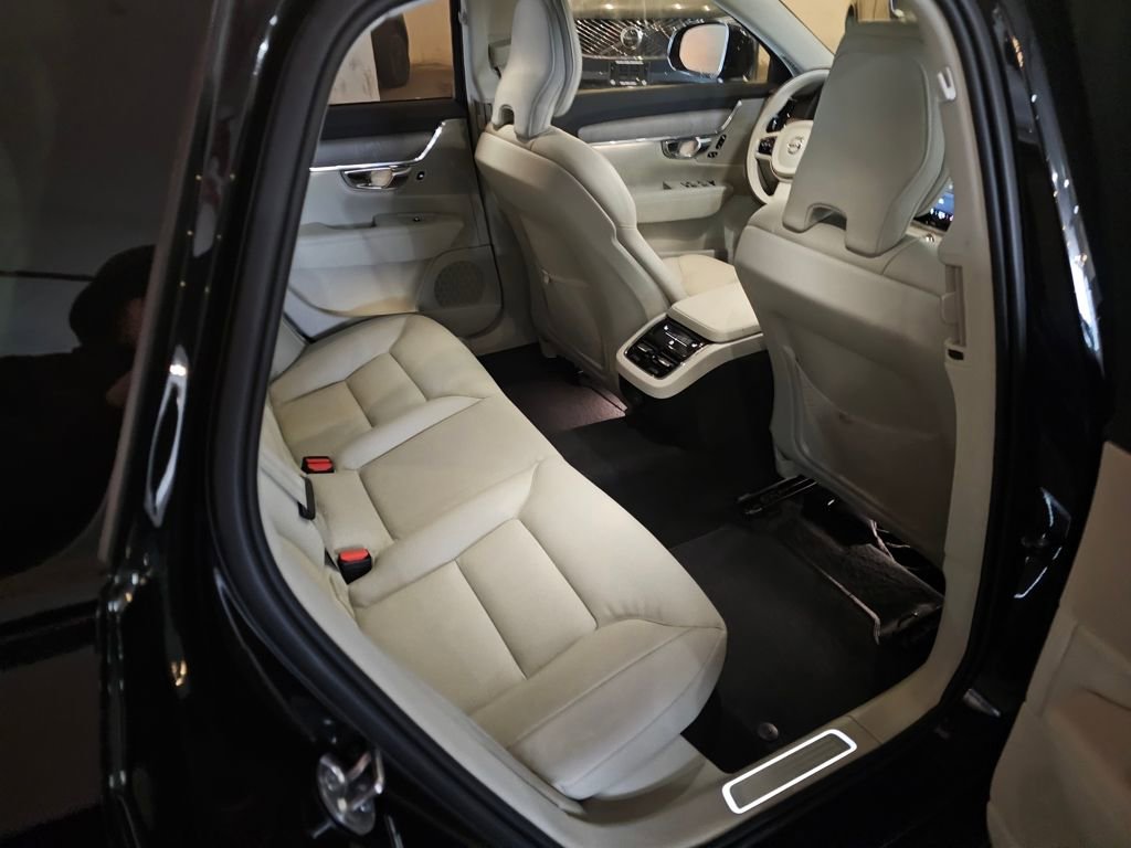 Certified 2025 Volvo V90 B6 Cross Country Plus AWD/4WD image 9