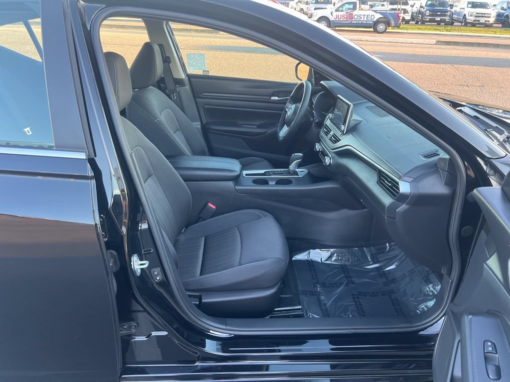 Used 2025 Nissan Altima 2.5 SV FWD image 27