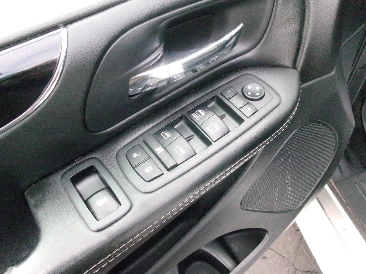 Used 2018 Dodge Grand Caravan SXT w/ Driver Convenience Group image 15
