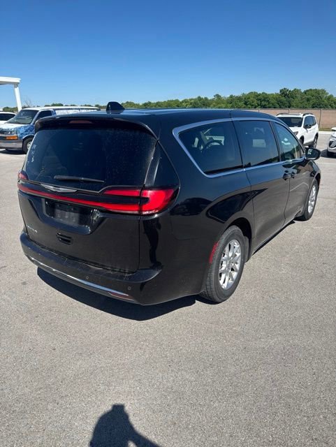 Used 2023 Chrysler Pacifica Touring-L FWD image 3