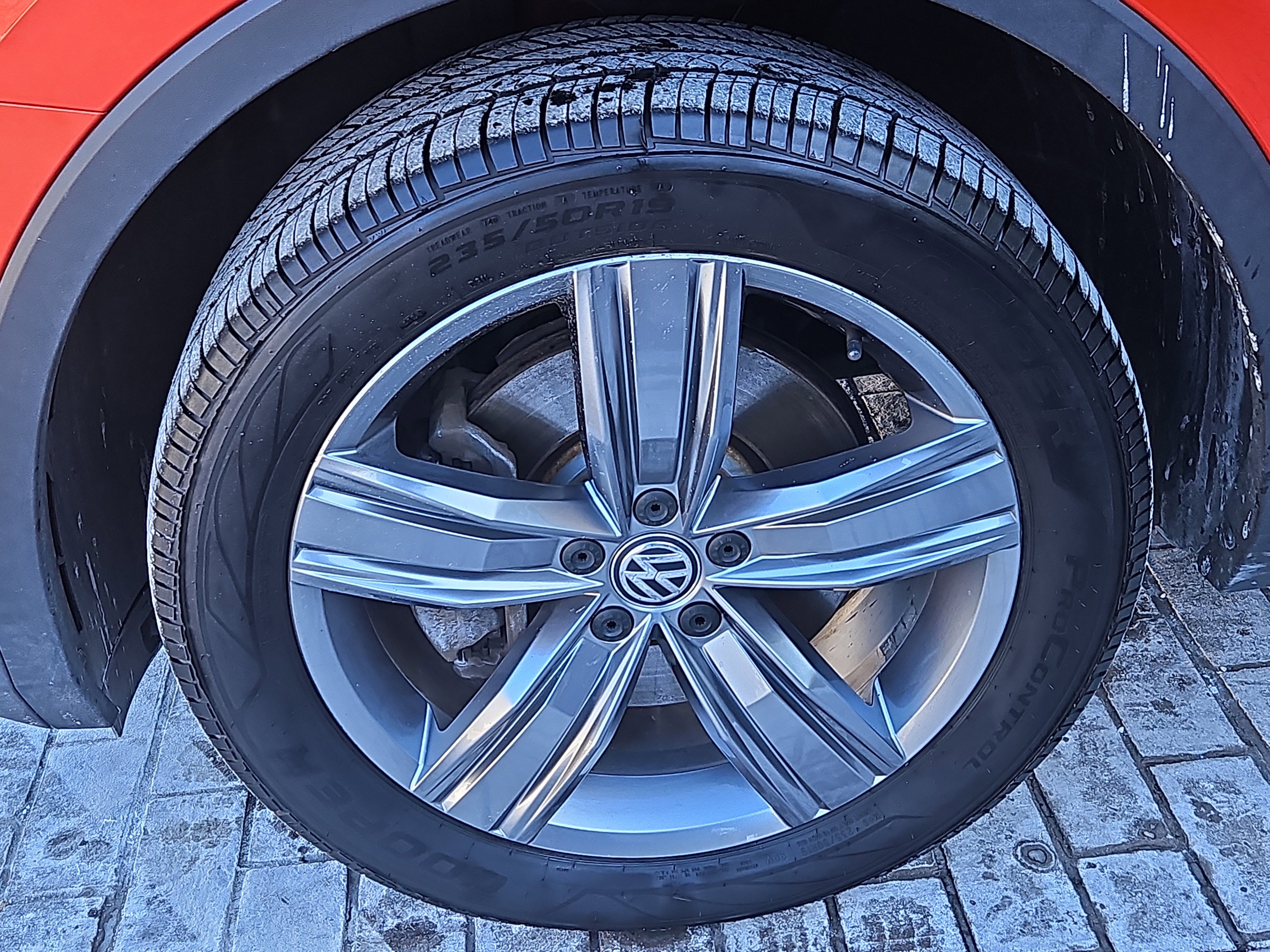 Used 2019 Volkswagen Tiguan SEL Premium image 4