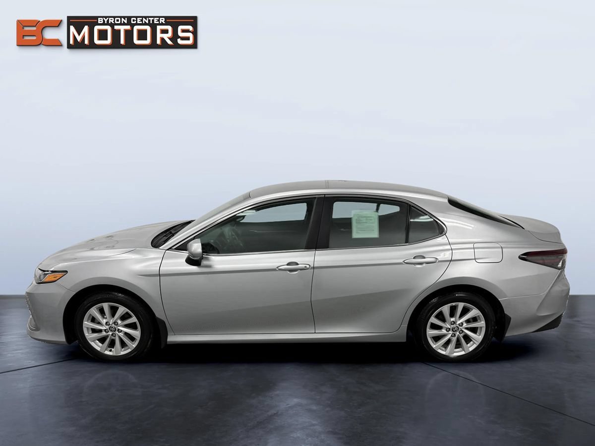 Used 2022 Toyota Camry LE FWD image 3